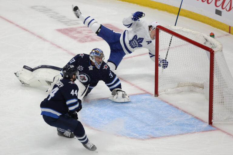 Jets battle high flying Leafs