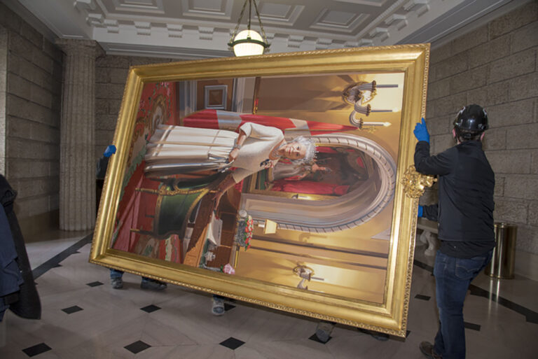 Queen’s Diamond Jubilee portrait installed at Manitoba Legislative Building as part of cross-country tour